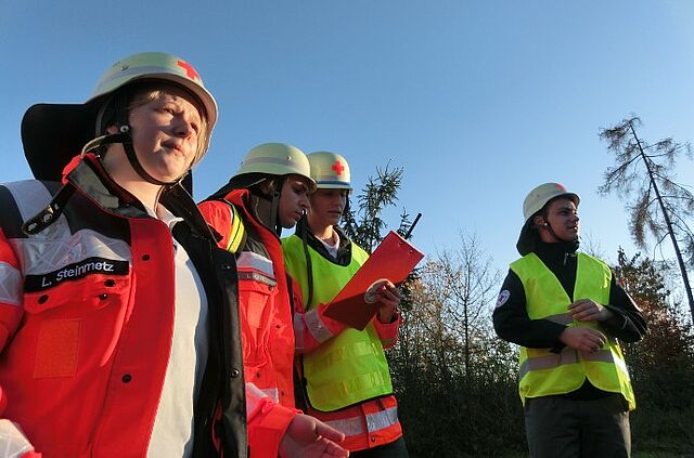 Drei Personen in Einsatzkleidung
