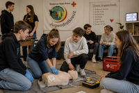 Jugendgruppe beim Erste-Hilfe-Training (KI-generiert)